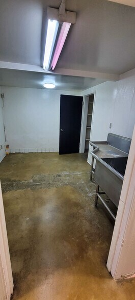More Photos Of 386 S Thomas St, Pomona Restaurant For Lease
