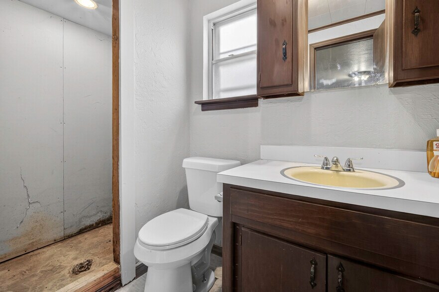 More Photos Of 2127 SE 44th St, Oklahoma City Service For Sale