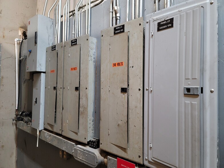 More Photos Of 148 Industrial Park Dr, Rockingham Warehouse For Sale