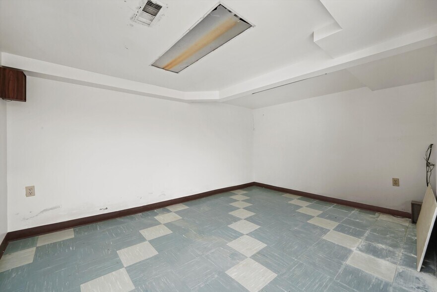 More Photos Of 2024 W 79th St, Chicago Medical For Sale