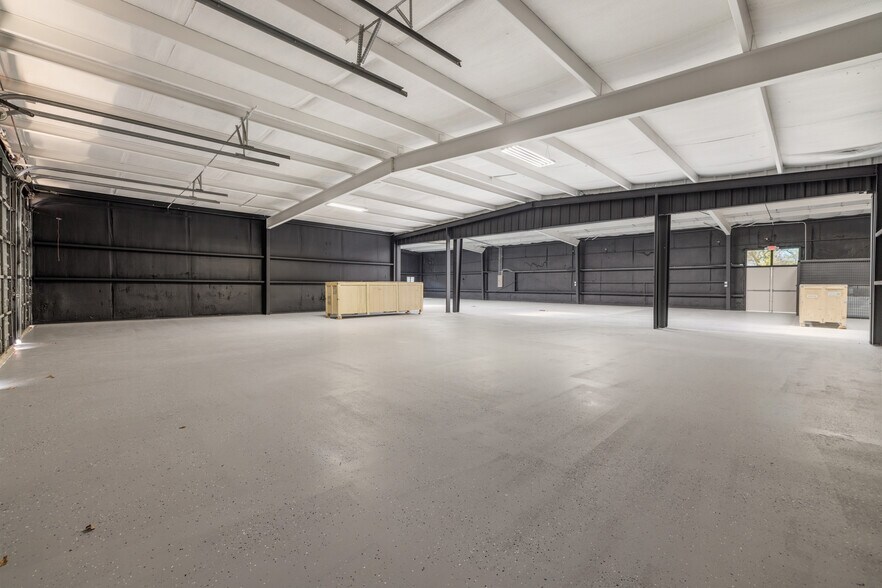 More Photos Of 408 S Main St, Lampasas Light Distribution For Sale