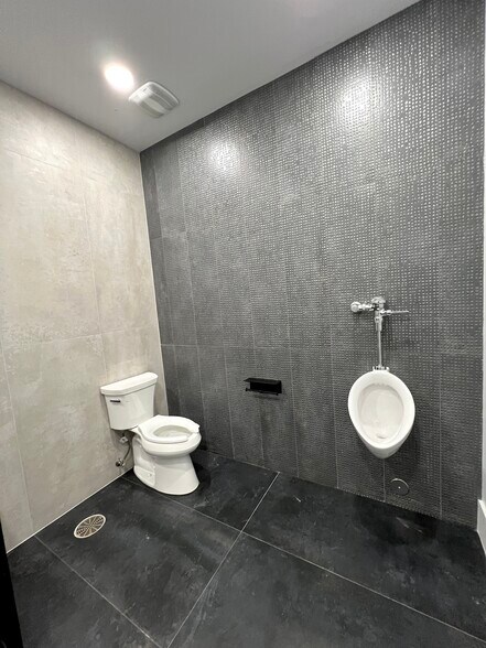 More Photos Of 7300 Riverside Dr, Irving General Retail For Lease