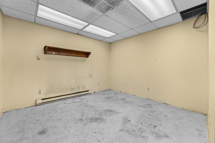 More Photos Of 1001 E Broadway St, Alliance Industrial For Lease