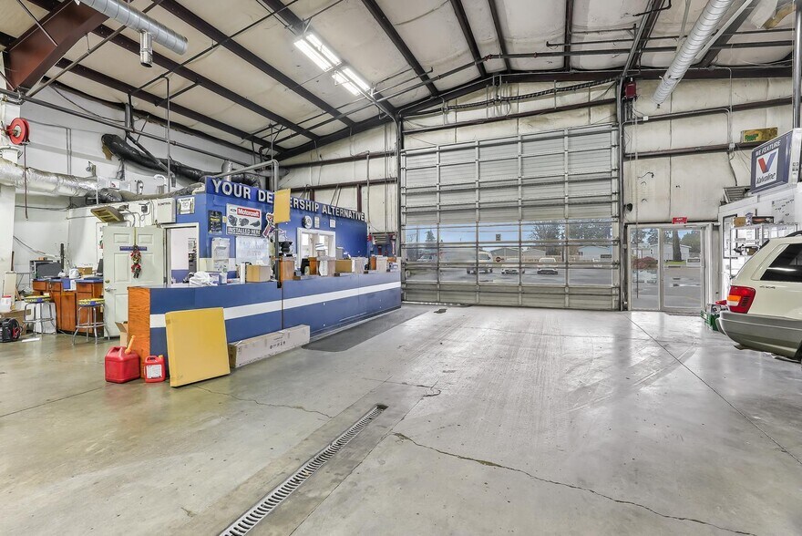 More Photos Of 555 N Pacific Hwy, Woodburn Auto Repair For Sale