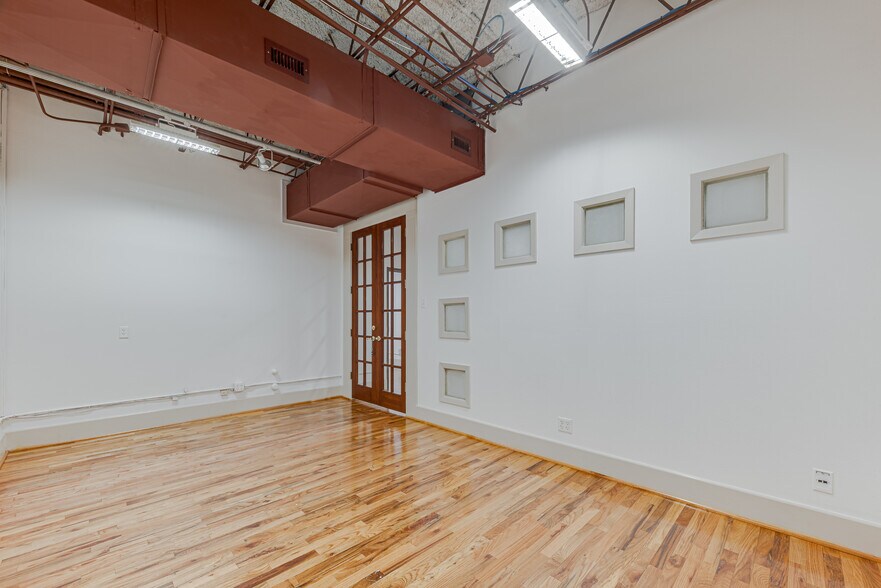 More Photos Of 1920 N Memorial Way, Houston Loft Creative Space For Lease
