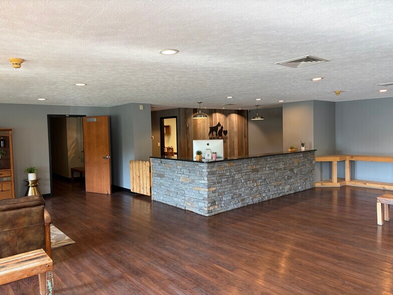 More Photos Of 1 Oakview Dr, Monticello Office For Sale