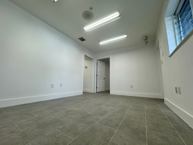 More Photos Of 6955-6965 NW 43rd St, Miami Warehouse For Lease
