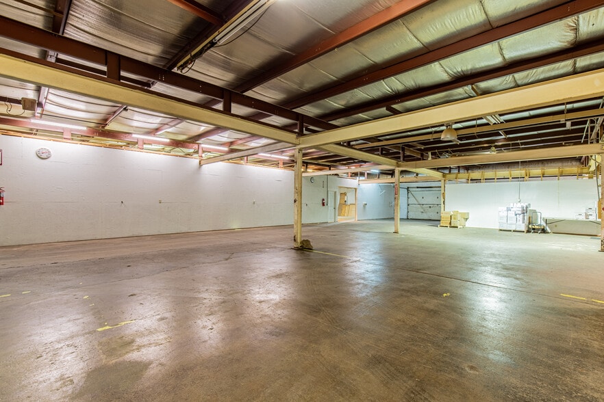 More Photos Of 825 N Pleasant St, Princeton Flex For Sale