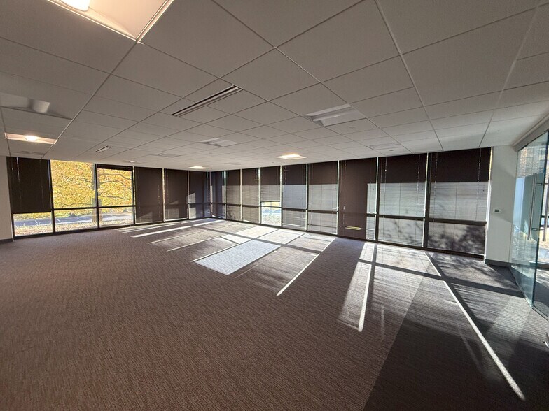 More Photos Of 730 Holiday Dr, Pittsburgh Office For Lease