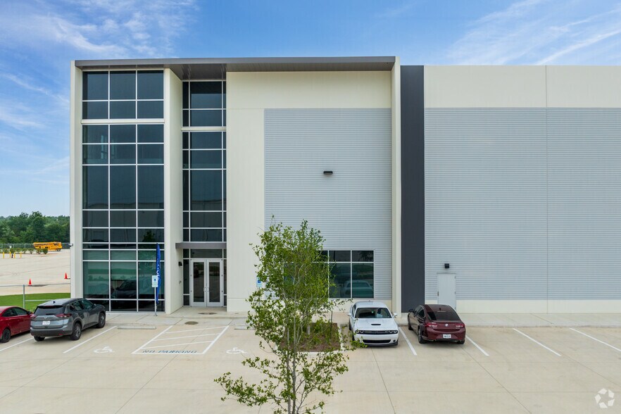 More Photos Of 4813 N Interstate 35, Georgetown Distribution For Sale