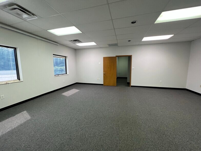 More Photos Of 1725 Louisville Dr, Knoxville Office For Lease