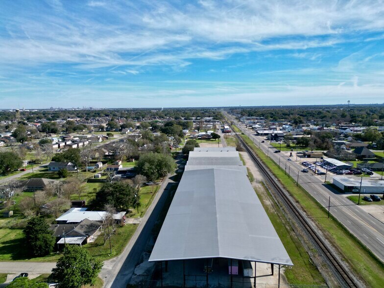 More Photos Of 1050 Detroit Ave, Nederland Distribution For Lease