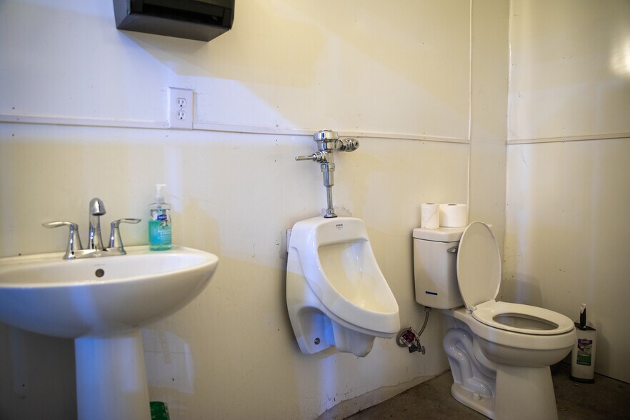 More Photos Of 8506 Potts Ln, Seaford Manufacturing For Lease