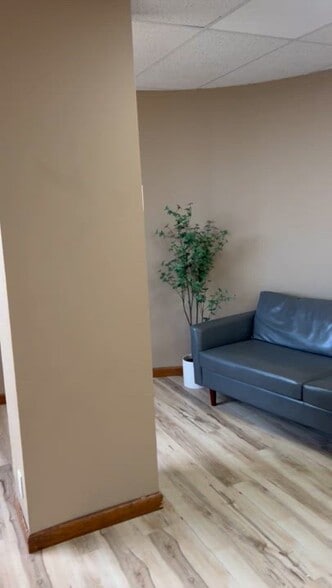 Primary Photo Of 1301 W 1st Ave, Sioux City Office For Lease