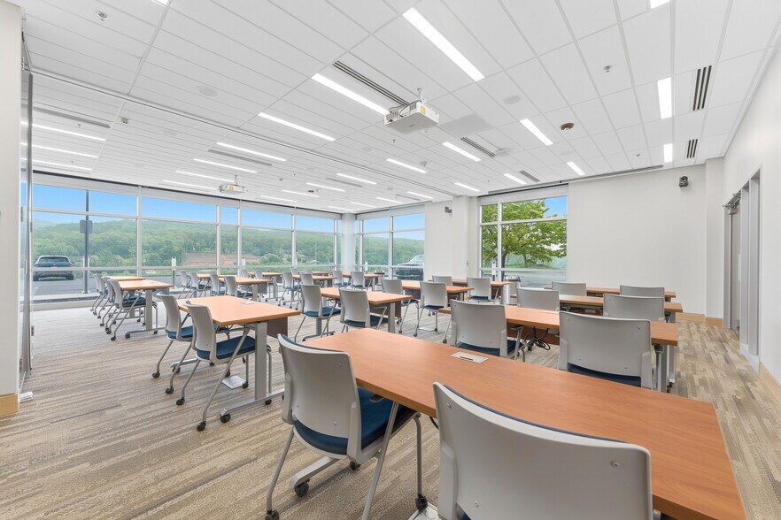 More Photos Of 423 Fortress Blvd, Morgantown Office For Sale