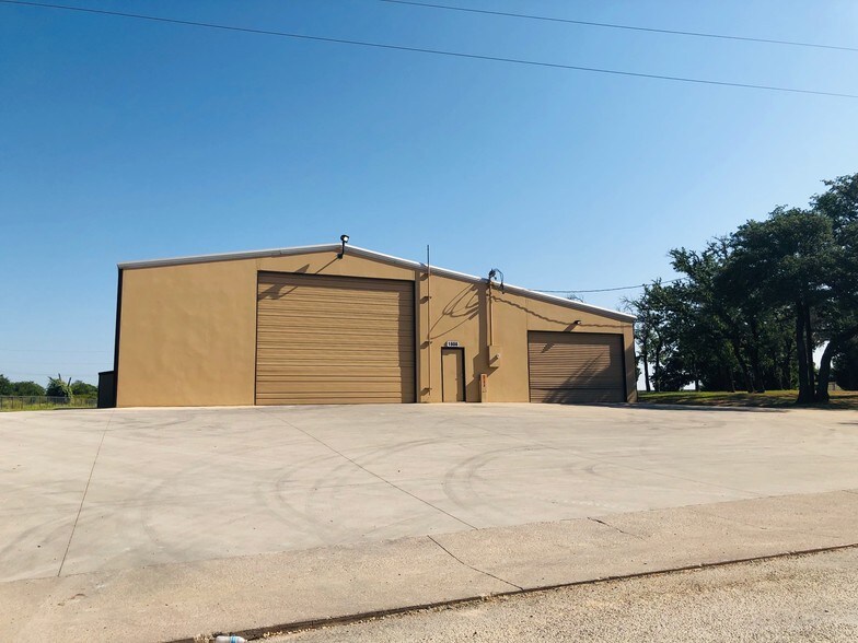 More Photos Of 1808 Barnett Dr, Weatherford Warehouse For Lease