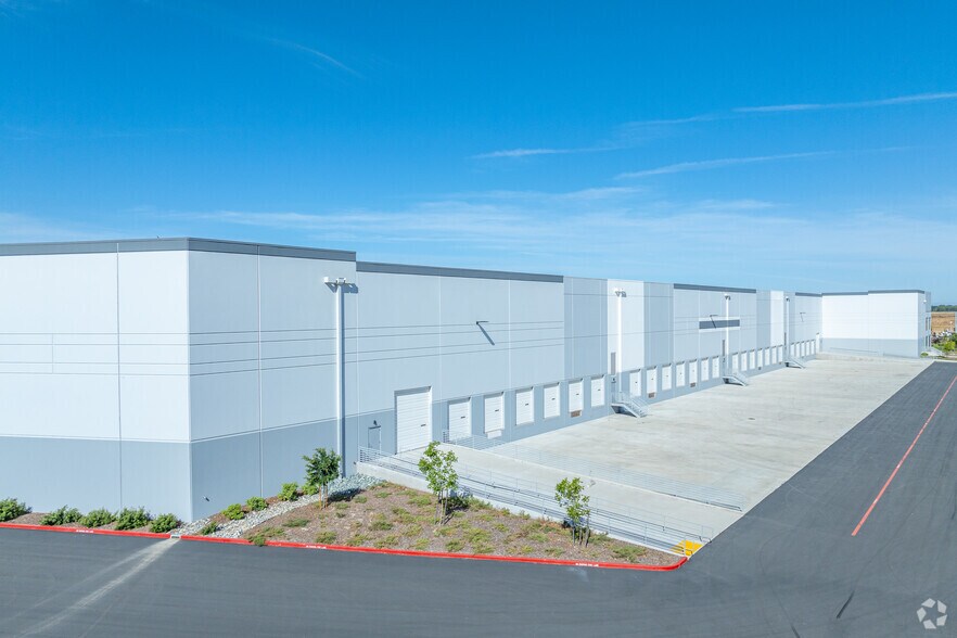 More Photos Of 7810 Metro Air Pky, Sacramento Distribution For Lease