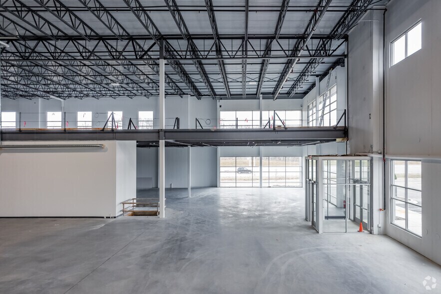 More Photos Of 9141 S 13th St, Oak Creek Warehouse For Lease