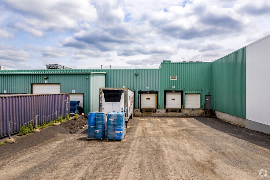 More Photos Of 5065-5067 Rue Ontario E, Montréal Manufacturing For Lease