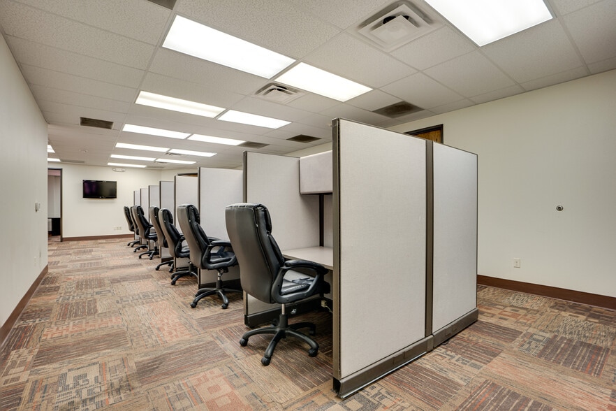 More Photos Of 8855 N Stemmons Fwy, Dallas Office For Sale