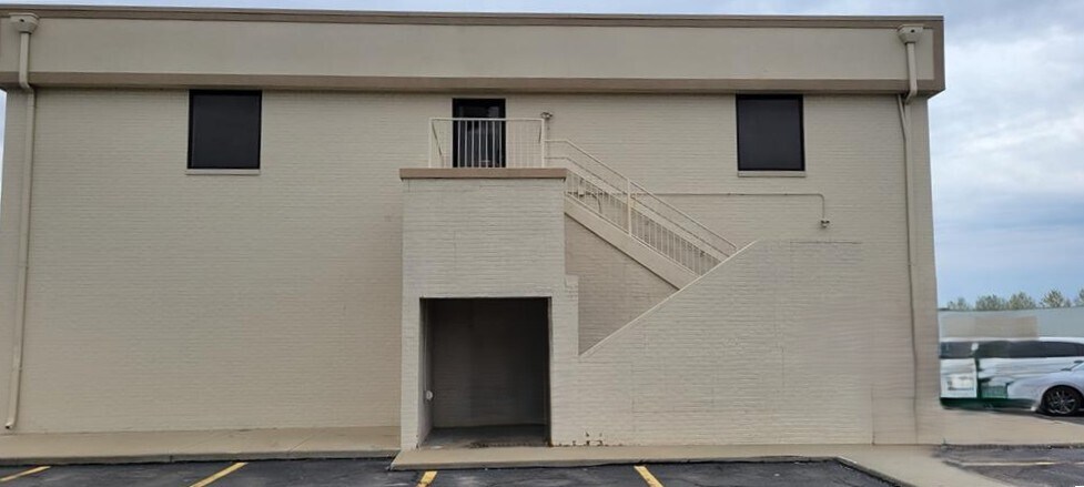 More Photos Of 7667 NW Prairie View Rd, Kansas City Office For Lease