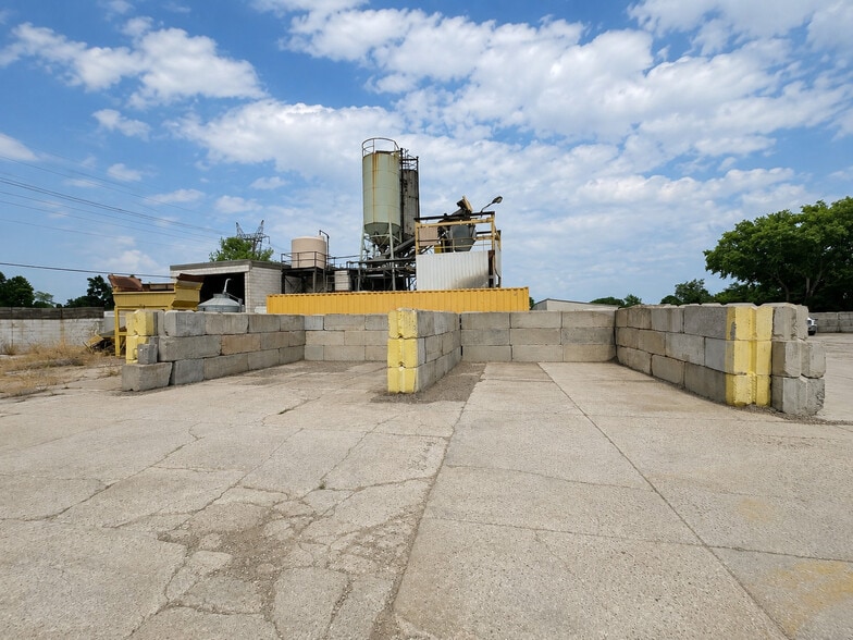 More Photos Of 800 Avon St N, Saint Paul Warehouse For Sale