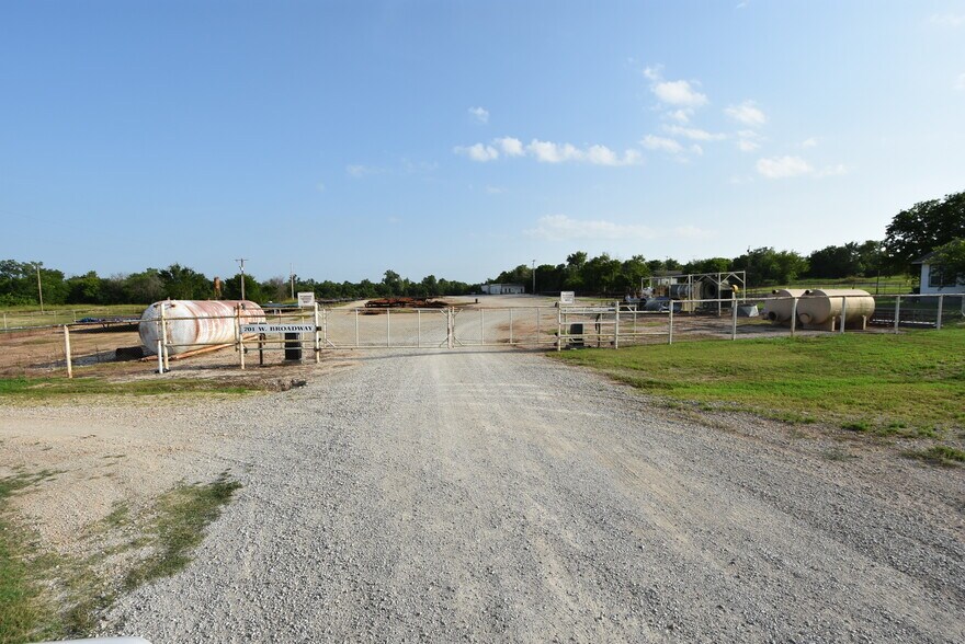 More Photos Of 701 W Broadway, Seminole Manufacturing For Sale