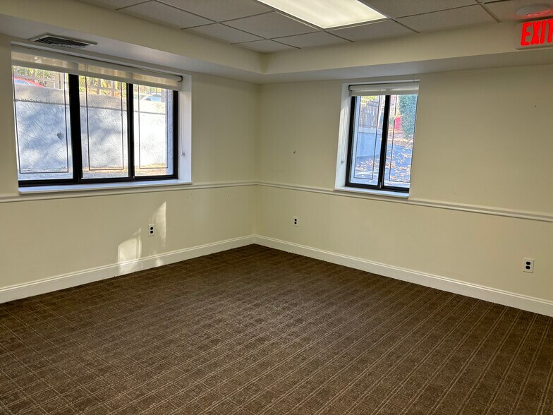 More Photos Of 52 Elm St, Huntington Medical For Lease