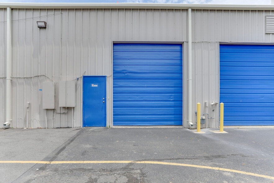 More Photos Of 1222 Executive Blvd, Chesapeake Showroom For Lease