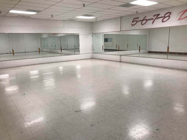 More Photos Of 109 Post Office Rd, Waldorf Flex For Lease