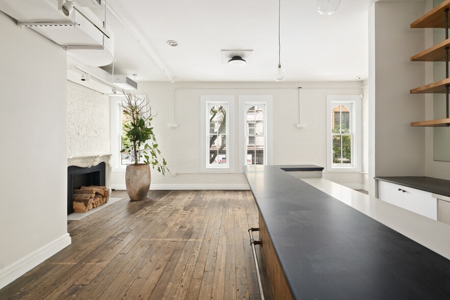 More Photos Of 109 W 17th St, New York Storefront Retail Office For Lease