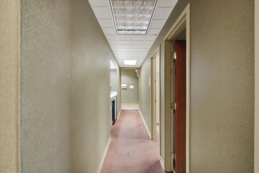 More Photos Of 711 W Gardner Dr, Marion Medical For Sale