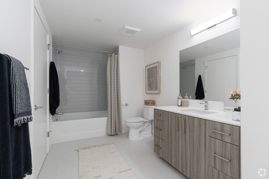 More Photos Of 1550 NW Naito Pky, Portland Apartments For Lease