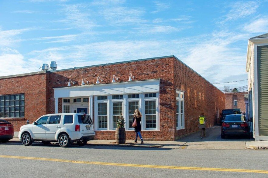 More Photos Of 25 Waltham St, Lexington Storefront Retail Office For Lease