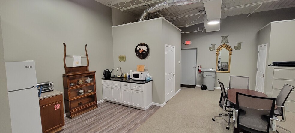 More Photos Of 202 Santa Fe Dr, Weatherford Storefront For Lease