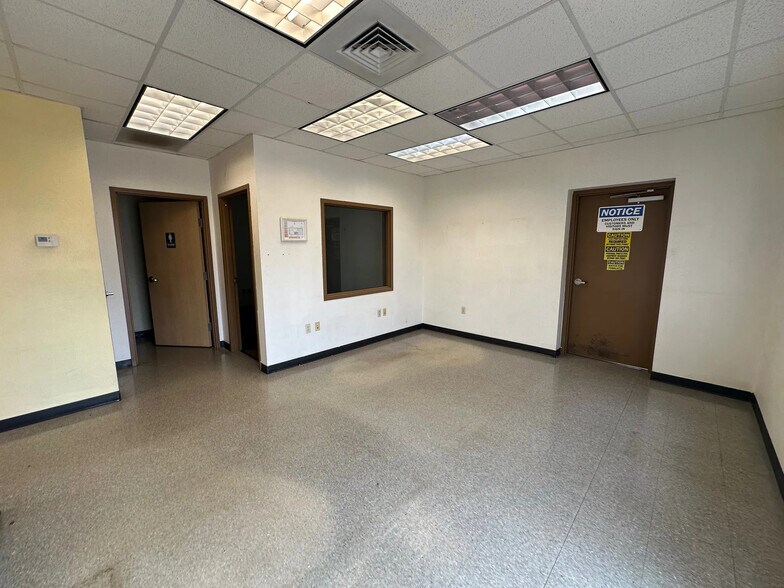 More Photos Of 5066 Owan Industrial Park Dr, Williston Warehouse For Lease