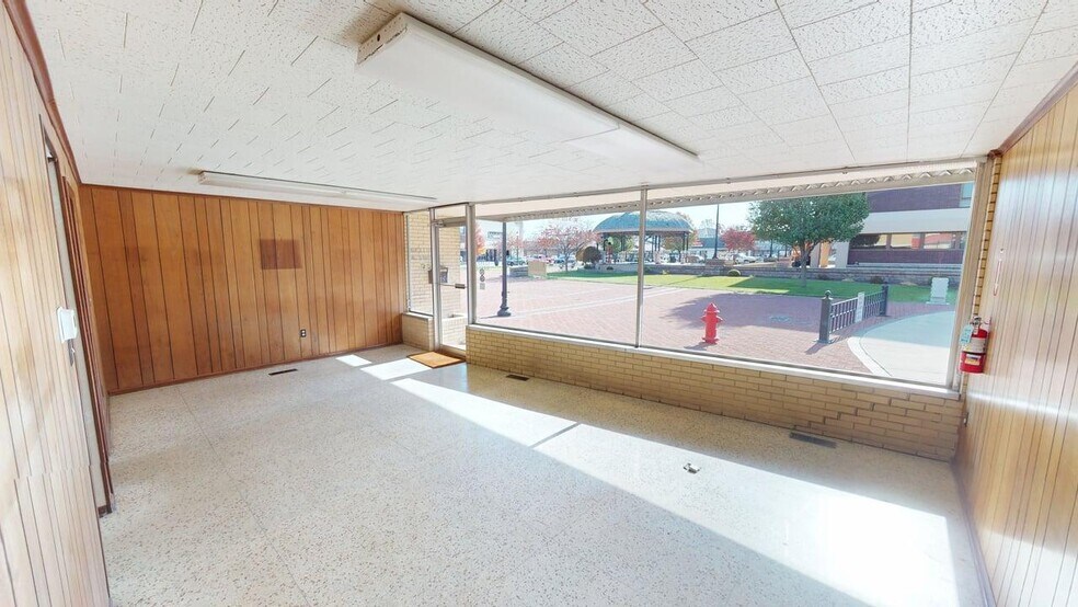 More Photos Of 116 Constitution Plaza, Monticello Office For Sale