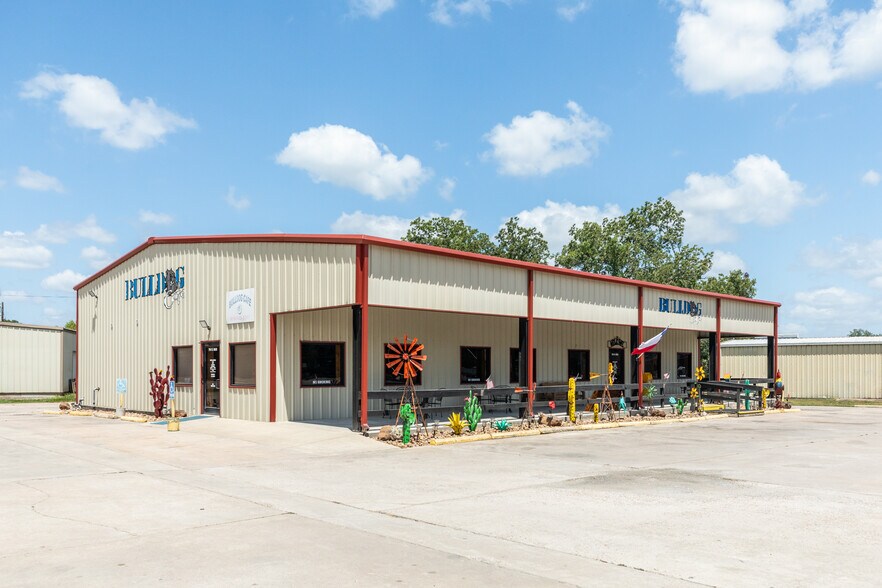 More Photos Of 714 N Main St, Sweeny Restaurant For Sale