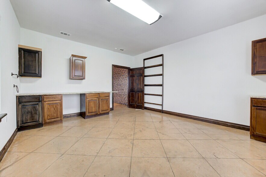More Photos Of 11575 S Western Ave, Edmond Office For Lease