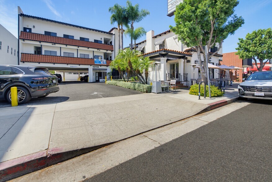 More Photos Of 10116-10120 Riverside Dr, Toluca Lake Office For Sale