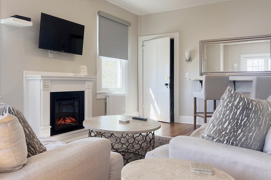 More Photos Of 615 Laurel St, Lee Hospitality For Sale