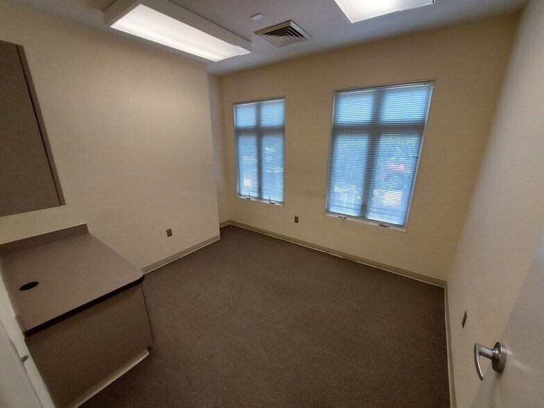 More Photos Of 5015 Southpark Dr, Durham Medical For Lease