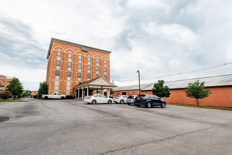 More Photos Of 100 E Main St, Sevierville Office For Lease