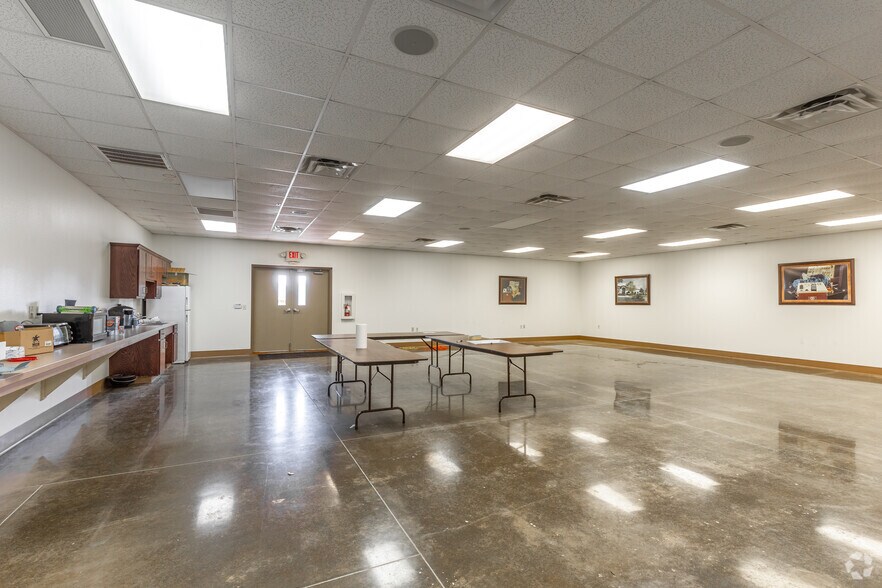 More Photos Of 851 W Harrison Rd, Longview Service For Lease