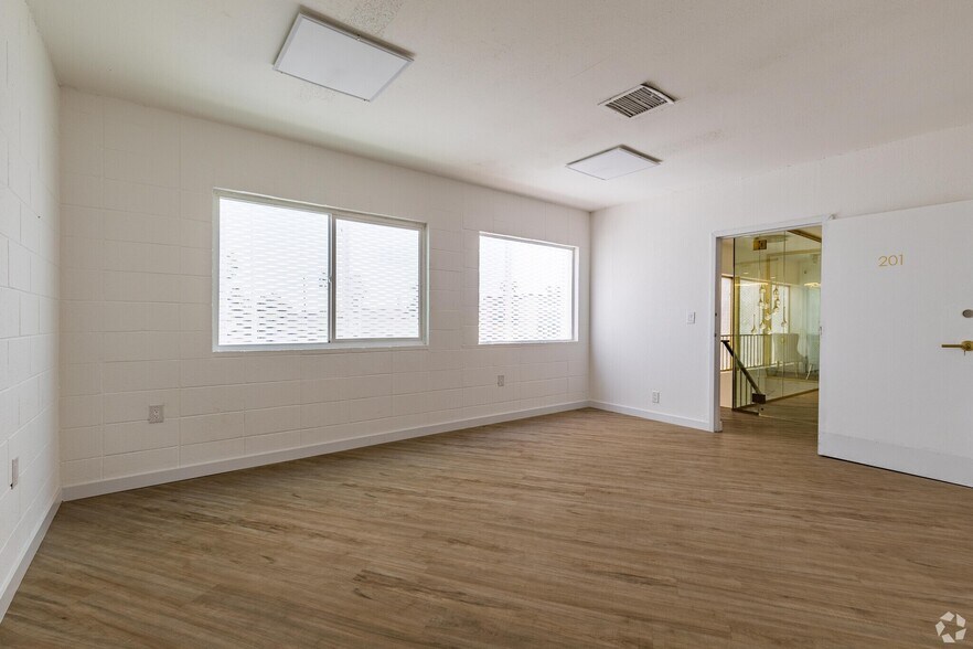 More Photos Of 1835 E Charleston Blvd, Las Vegas Storefront Retail Office For Sale