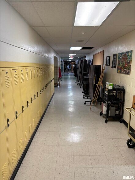 More Photos Of 1850 S Bluff Blvd, Clinton Schools For Sale