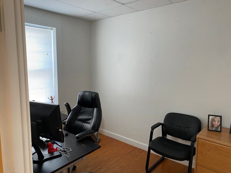 More Photos Of 7 Main St, North Kingstown Storefront Retail Office For Lease