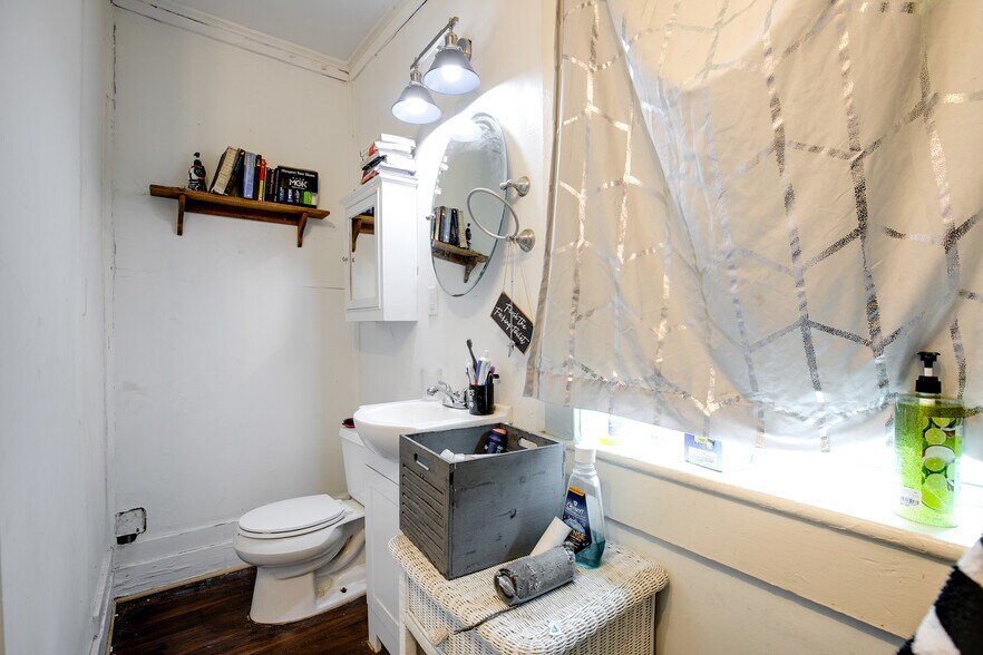 More Photos Of 705 Richmond Hwy, Richmond Showroom For Sale