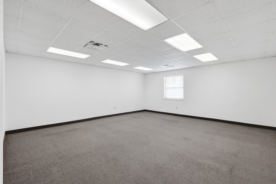 More Photos Of 2045 SE Green Oaks Blvd, Arlington Religious Facility For Sale