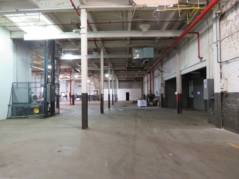 More Photos Of 186 Lincoln Ave, Grove City Warehouse For Lease